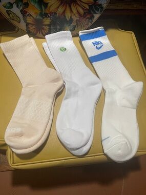Nike White Crew Sock/Lulu / Bombas Sock